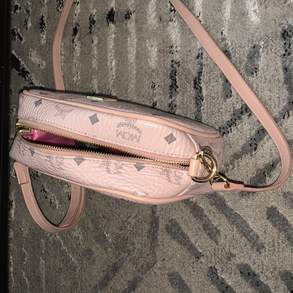 I ordered it thinking it was a lighter pink ion like it